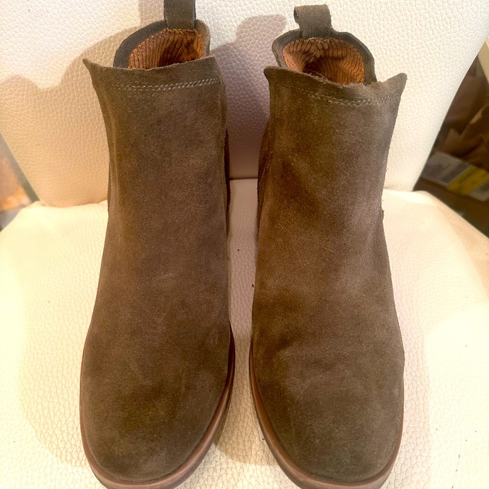 Korks Ease EUC 8.5 Chelsea Forest Green Suede Ankle Booties Worn Once